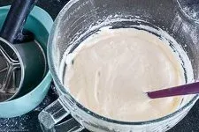 Mehl unter die Eier-Zucker-Masse heben für den lockeren Biskuitboden der schnellen Torte.