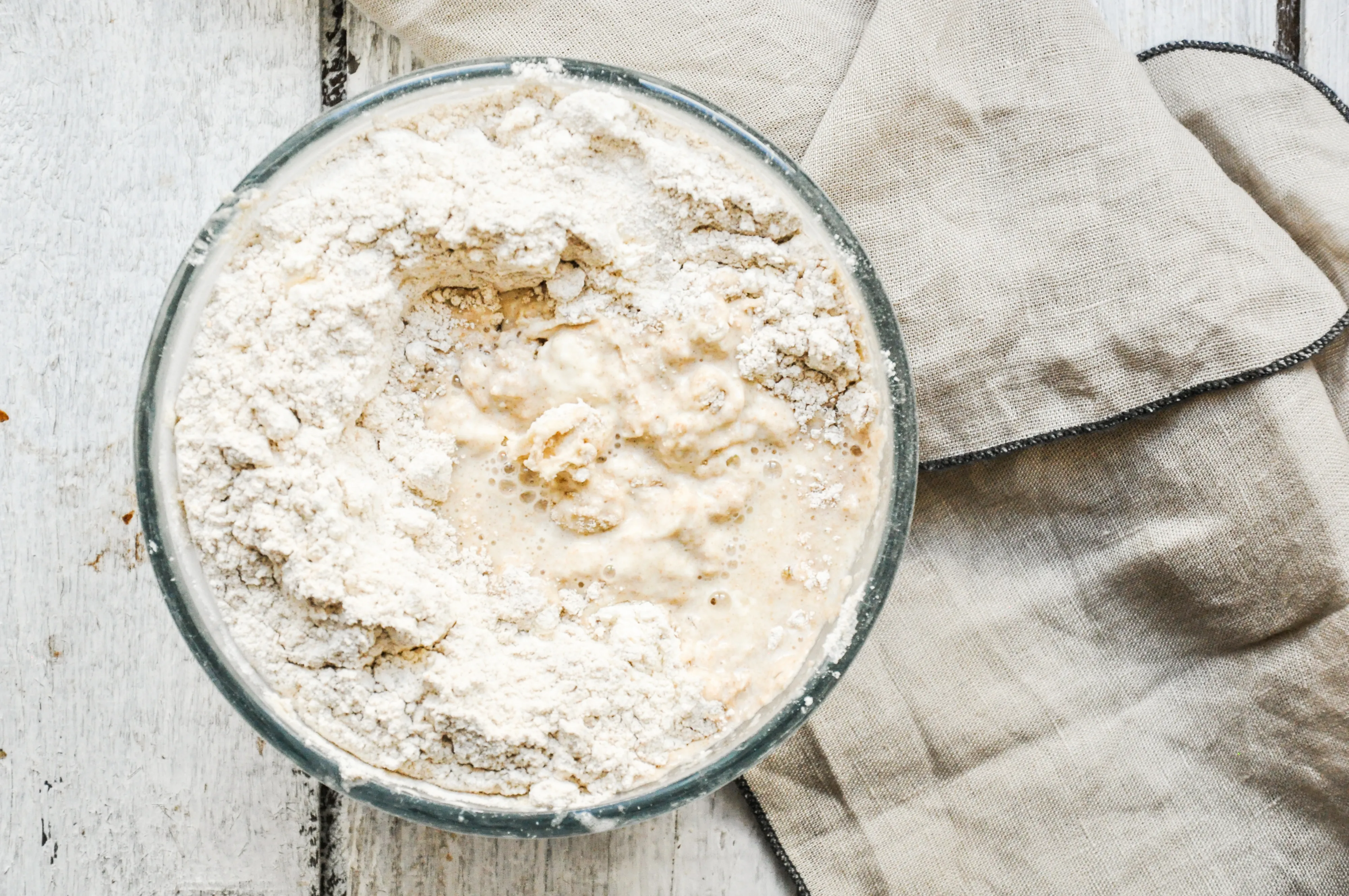 Mehl wird dem Sauerteig-Wasser-Gemisch hinzugefügt
