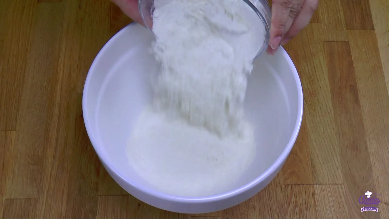 Mehl wird in eine Schüssel gegeben