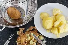 Mehlig kochende Kartoffeln im Topf, bereit zum Garen für das einfache Gnocchi Rezept.