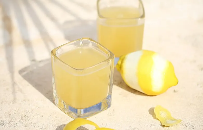 Mehrere Gläser des erfrischenden Ingwer-Apfel-Aperitifs bereit zum Servieren
