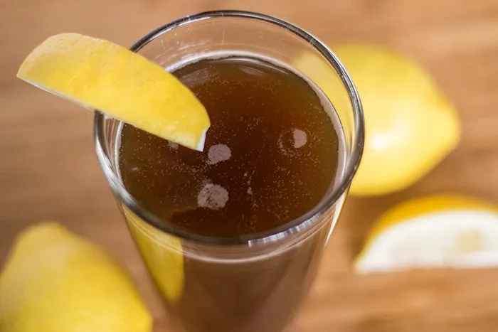 Mehrere Gläser selbstgemachte Spezi, ein erfrischender Cola-Orange-Mix, bereit zum Genießen.