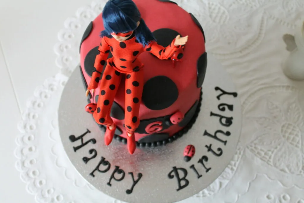 Mehrere Schichten des Ladybug Geburtstagskuchens mit Fruchteinlage und Buttercreme gefüllt