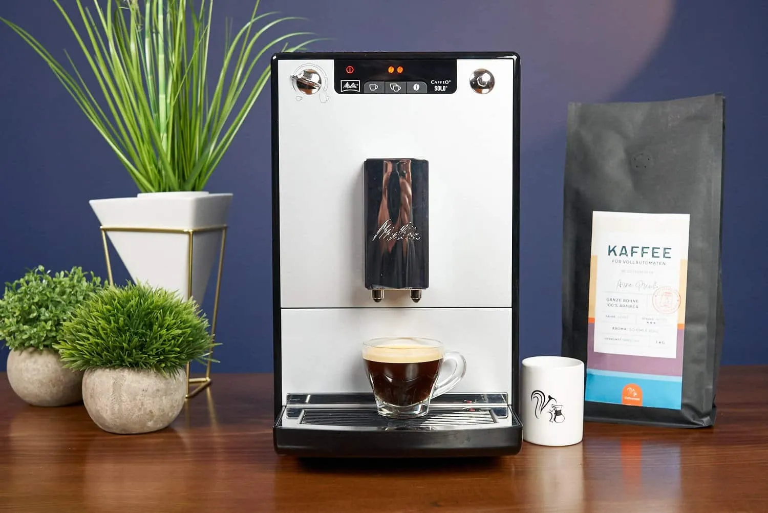 Melitta Caffeo Solo Kaffeemaschine mit frisch gebrühtem Espresso