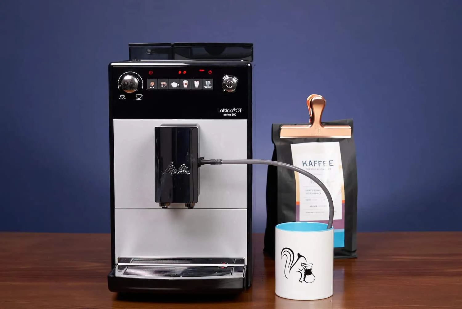 Melitta Latticia OT Kaffeevollautomat mit Kaffeebohnen