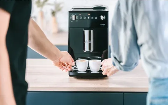 Melitta Purista Kaffeevollautomat in Schwarz zubereitet Espresso für zwei Personen in einer modernen Küche