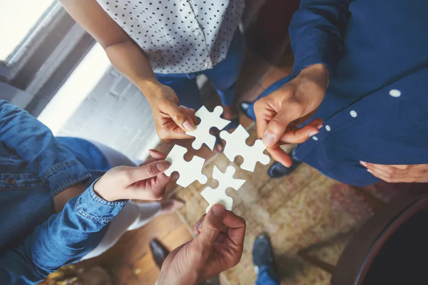 Menschen bei einer Konferenz diskutieren aktiv über Innovation und Wissenstransfer