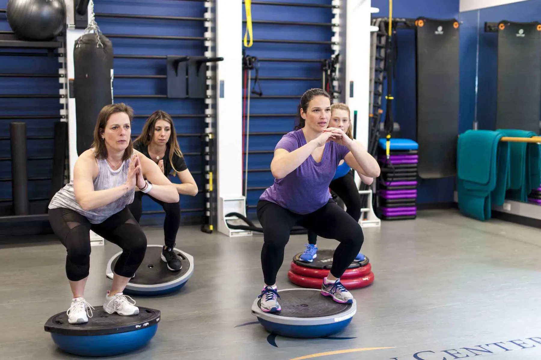 Menschen beim Gruppentraining im Freien
