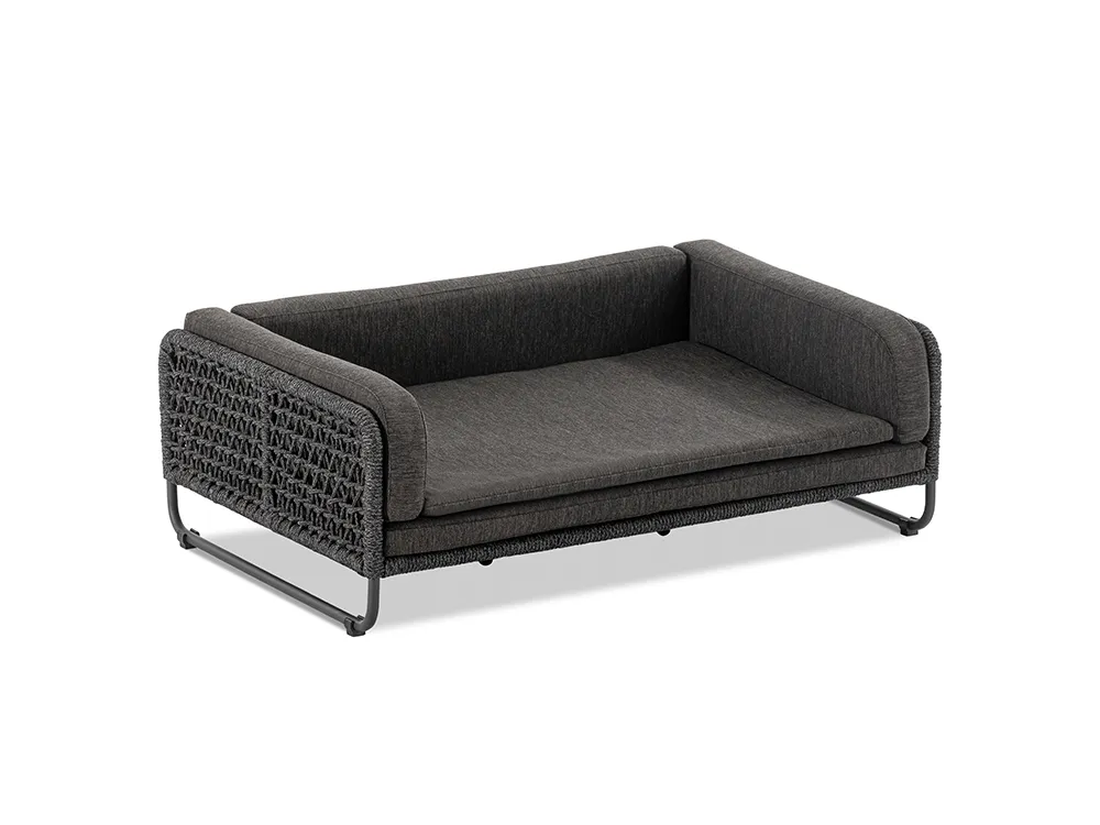 Menschen genießen die Aussicht von einer Terrasse mit Blick auf Berge