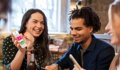 Menschen genießen eine Mahlzeit im Freien, inspiriert von gesunden Lebensmitteln