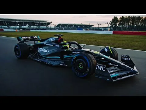 Mercedes-AMG PETRONAS F1 Team und SAP Logo im Kontext der Partnerschaft "Accelerating Tomorrow"