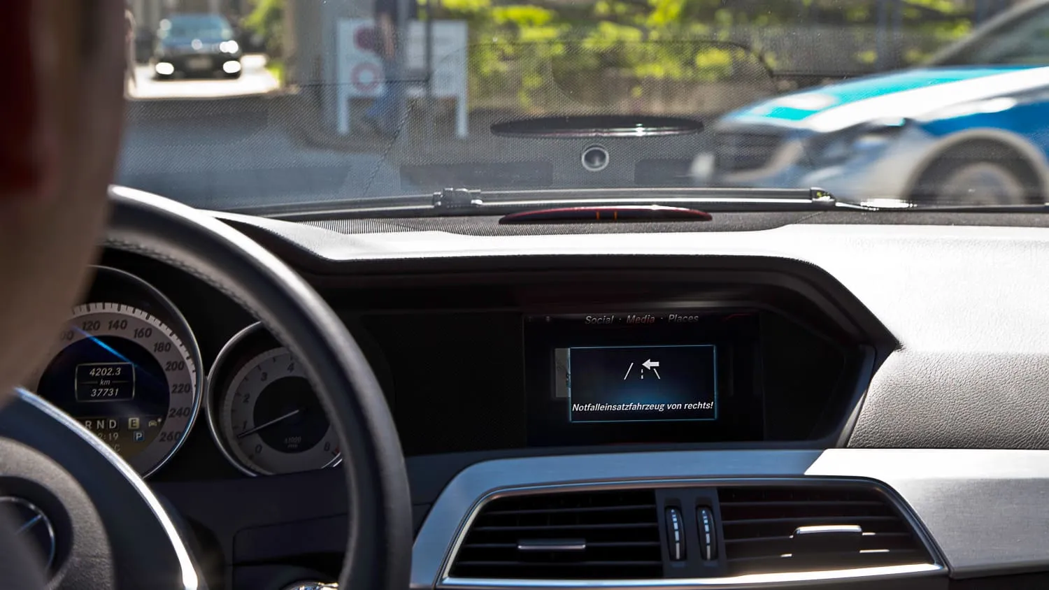 Mercedes-Benz mit Car2X-System zeigt Warnung vor Einsatzfahrzeug