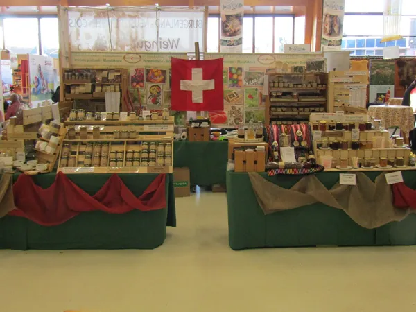 Messestand von Shock Naue auf der AbHof Messe in Wieselburg mit Quittensaft zum Trinken