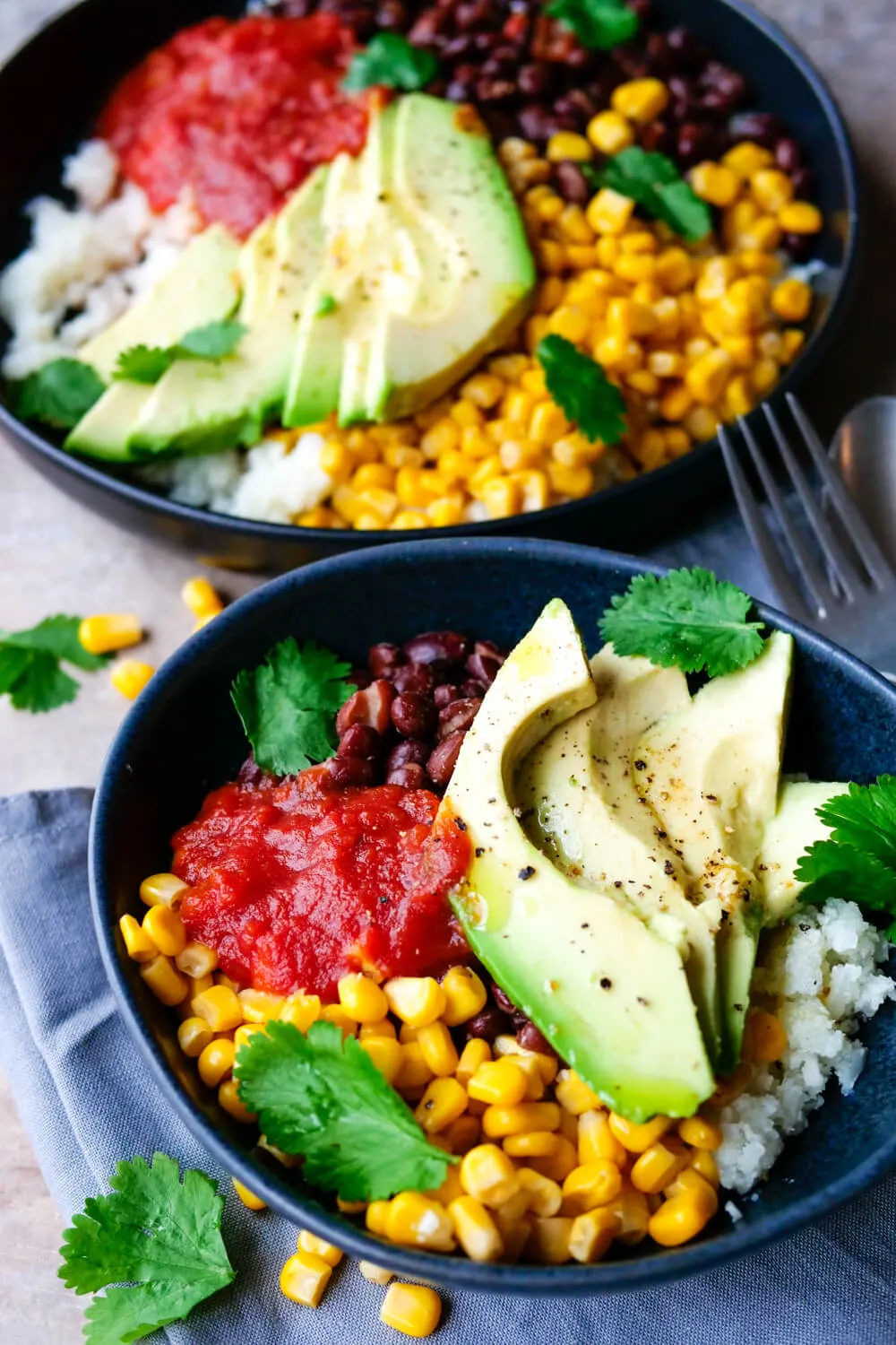 Mexikanische Bowl mit Blumenkohlreis und Avocado