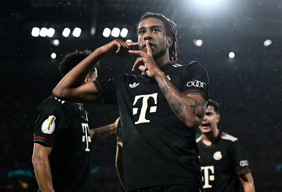 Michael Olise jubelt für den 1. FC Bayern nach seinem Tor gegen den 1. FC Köln im DFB-Pokal