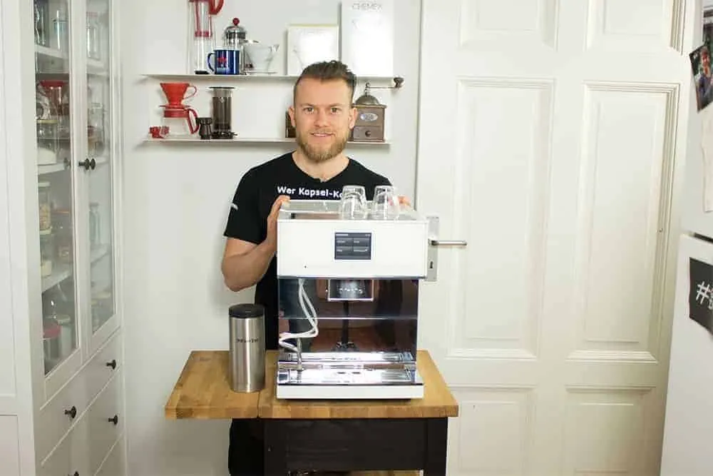 Miele Kaffeevollautomat CM 7500 in der Küche: Design und Bedienfeldansicht für Preisvergleich