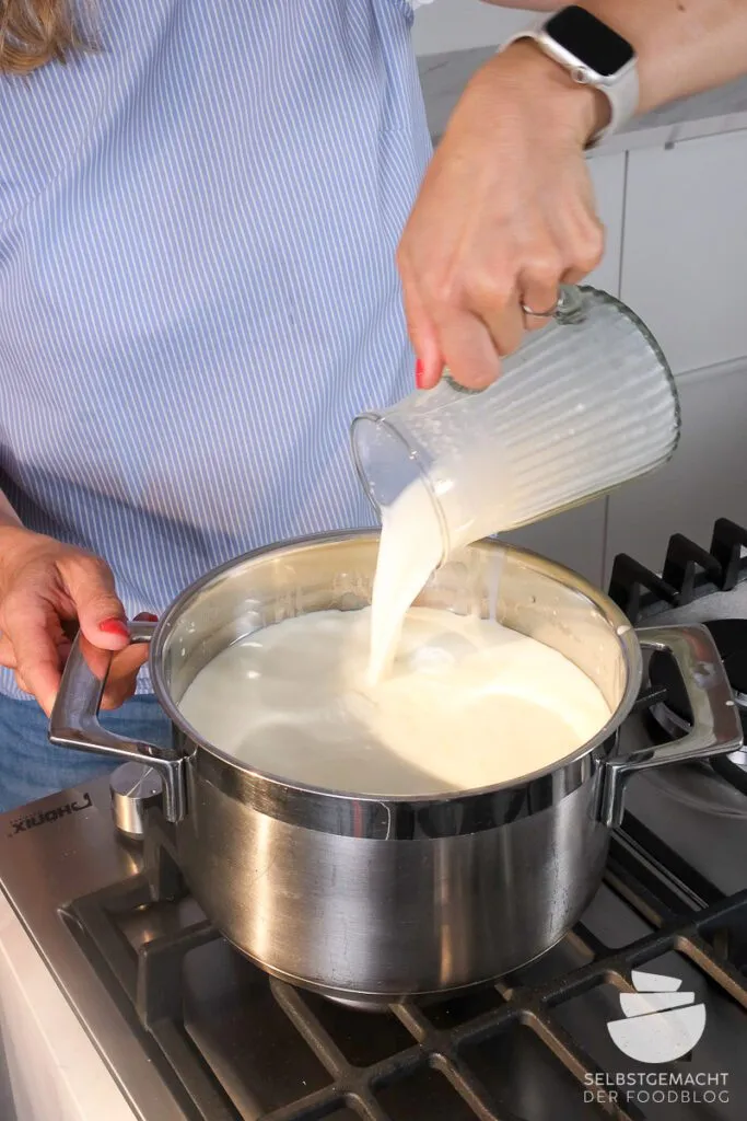Milch erhitzen für die Mozzarella-Herstellung