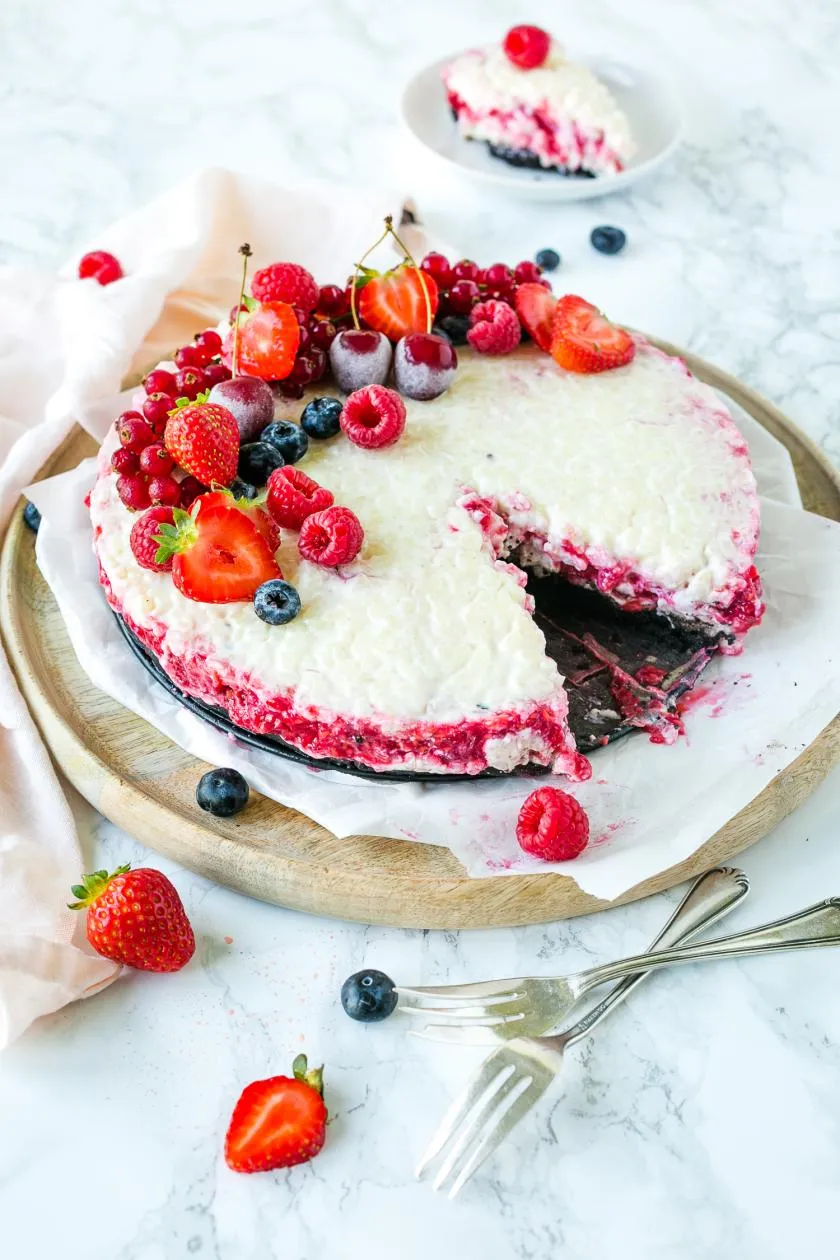 Milchreistorte ohne Backen mit Oreo-Keksen und frischem Obst, beliebt bei Groß und Klein
