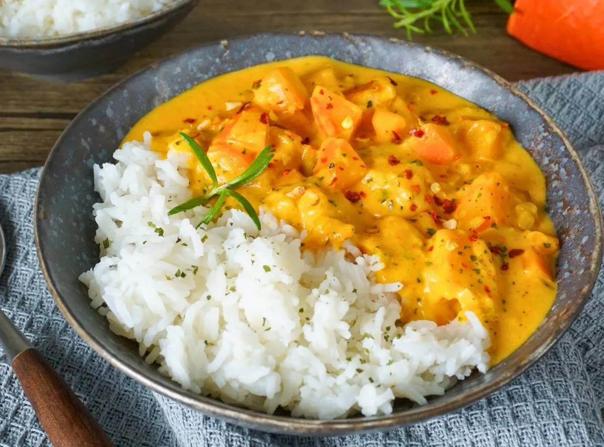 Mildes Kürbis Curry mit Hokkaido, Möhren, Ananas und Kokosmilch, perfekt für kalte Tage