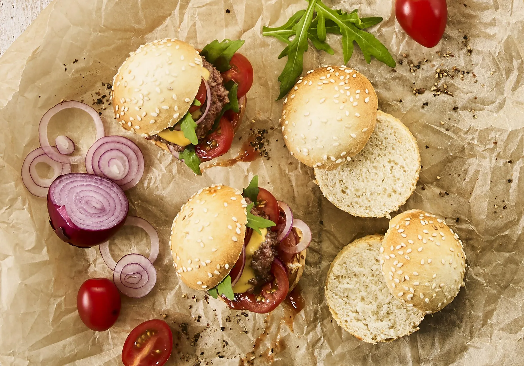 Mini Burger Brötchen Teigkugeln bereit zum Backen