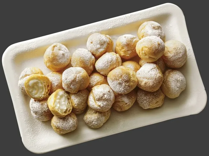 Mini-Sahnewindbeutel, süßes Gebäck zum Kaffee