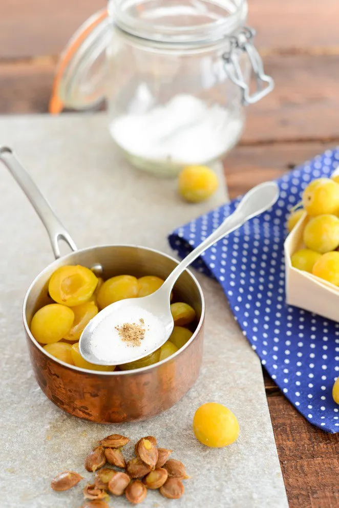 Mirabellenkompott kocht in einem Topf