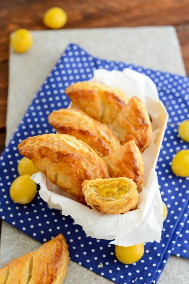 Mirabellentaschen in Blätterteig mit Puderzucker