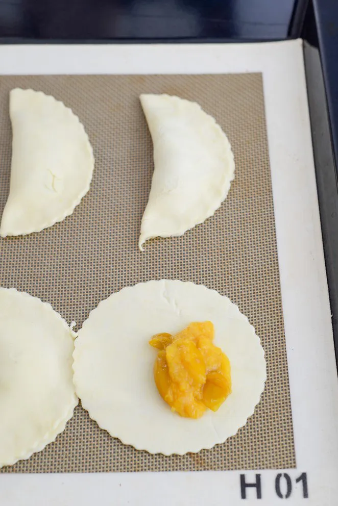 Mirabellentaschen werden sorgfältig verschlossen