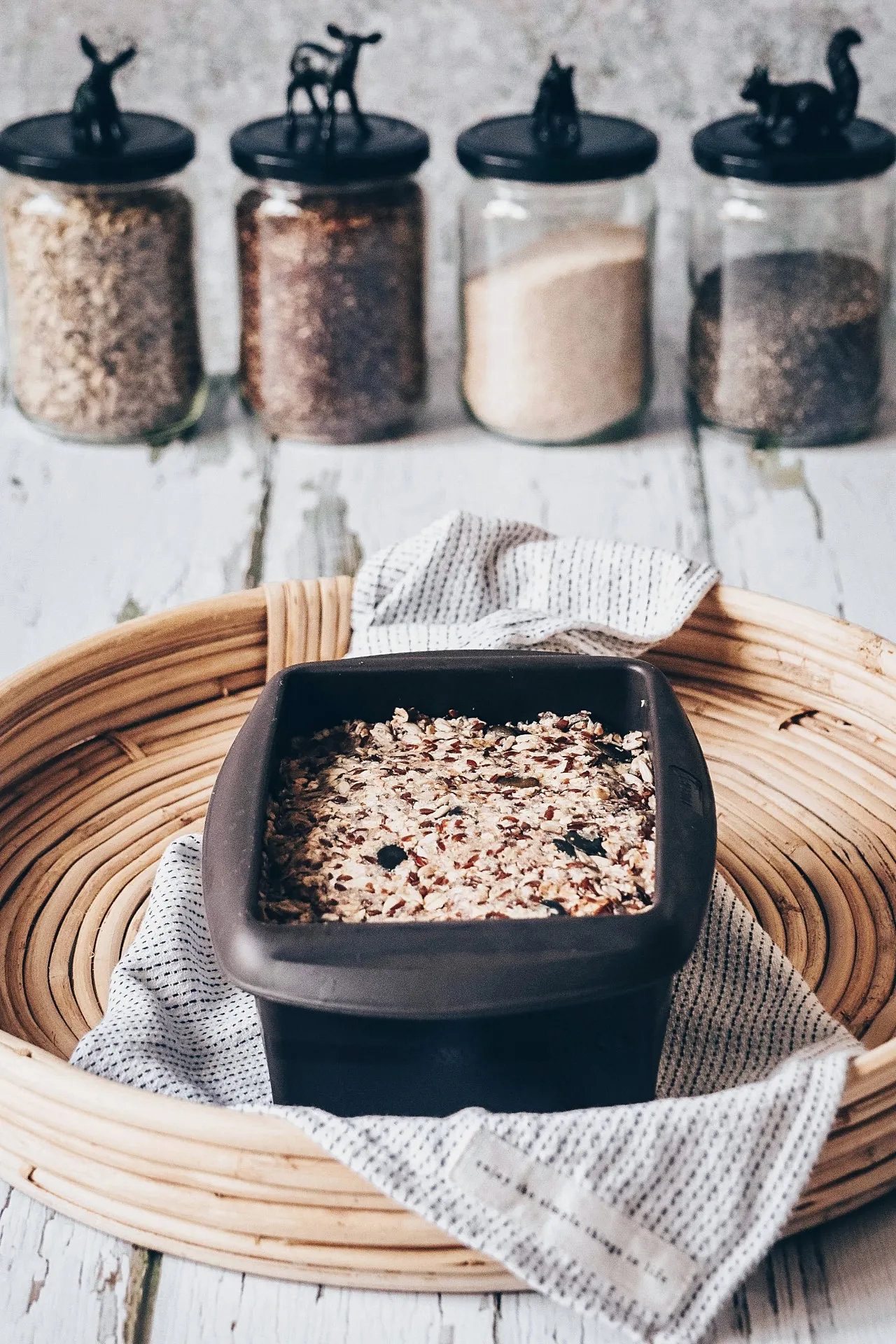 Mischung aus Haferflocken, Sonnenblumenkernen und Flohsamenschalen für die Zubereitung von Brot ohne Mehl in einer Schüssel.