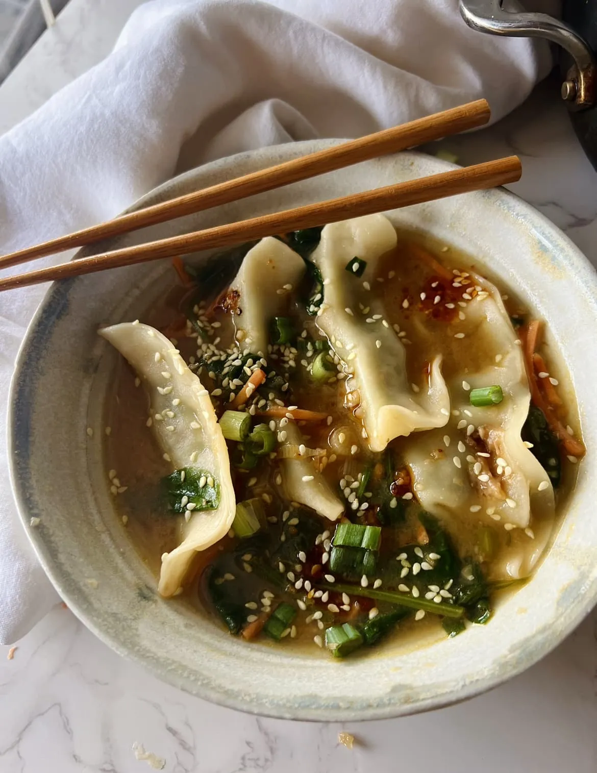 Miso-Knödel-Suppe mit frischen Zutaten in einer gemütlichen Schale