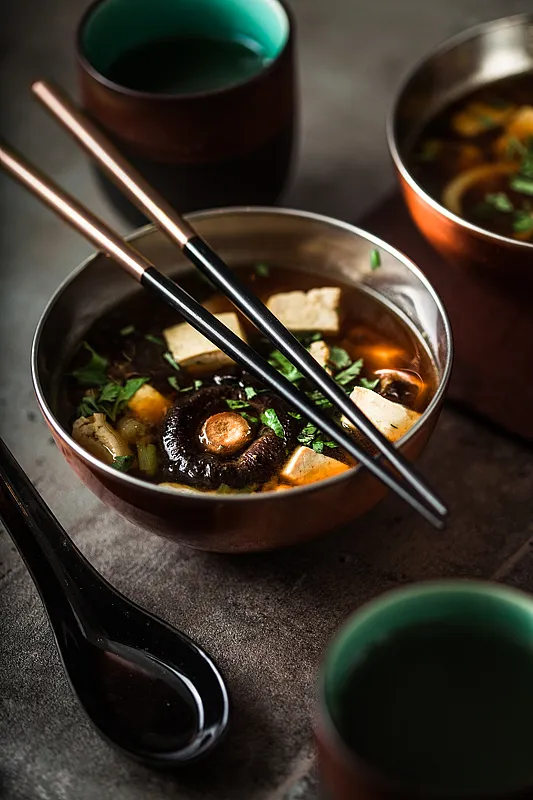 Miso Suppe Rezept – eine Schüssel mit Tofu, Frühlingszwiebeln und Shiitake Pilzen
