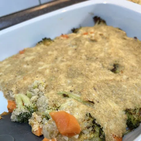 Mit 14 g Eiweiß pro 100 g ist Quinoa eine hochwertige Eiweißquelle – dieser Gemüseauflauf mit Quinoakruste ist ein stärkendes Arthrose Ernährung Rezept.