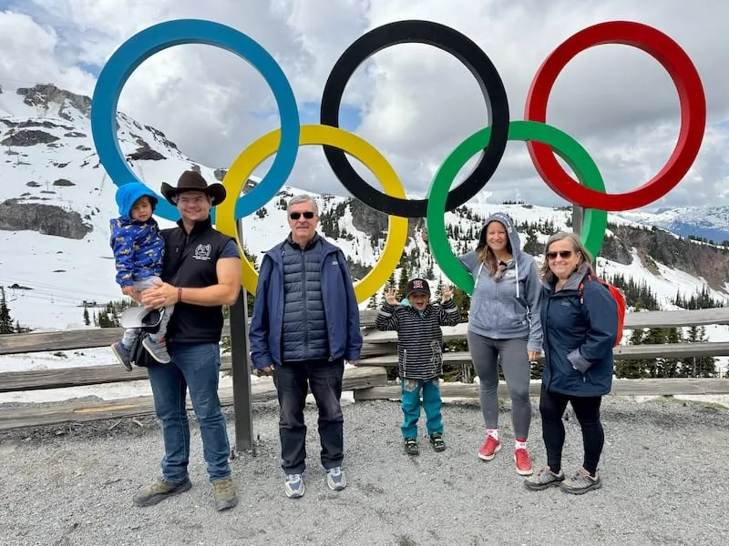 Mit der Familie zu Gast im berühmten Wintersportort Whistler in den kanadischen Rocky Mountains. Für meine Mama, die gerne Skirennen im Fernsehen verfolgt, war dieser Besuch besonders eindrucksvoll!