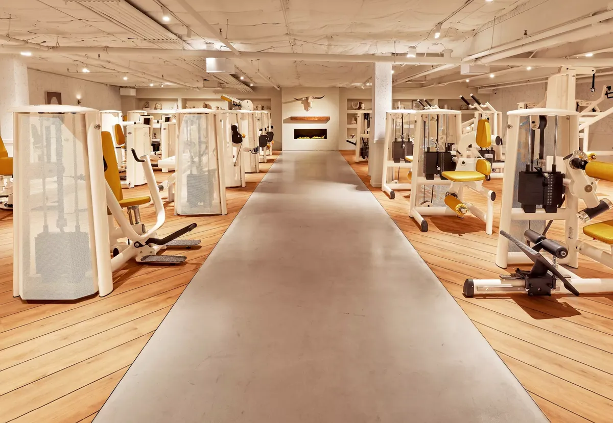 Mit EdgeMax im gesamten Club profitierte JOHN REED Dallas von den Vorteilen von Vordergrundlautsprechern