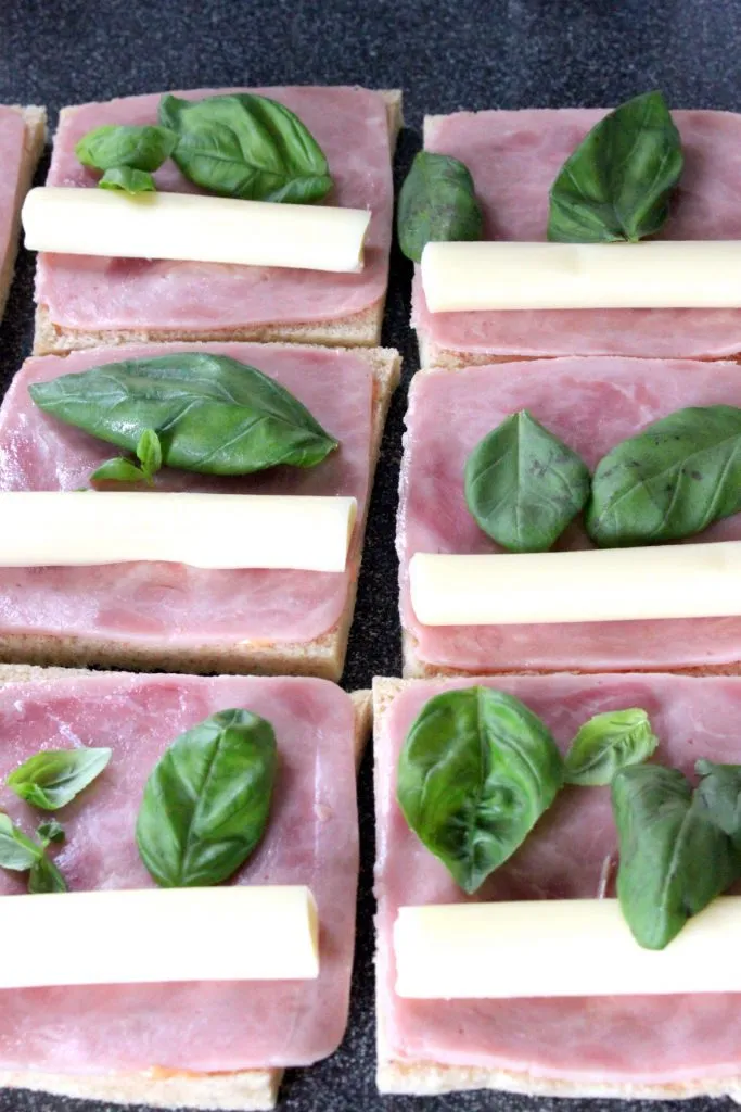 Mit Mayonnaise bestrichene Toastbrotscheibe belegt mit einer Scheibe Kochschinken