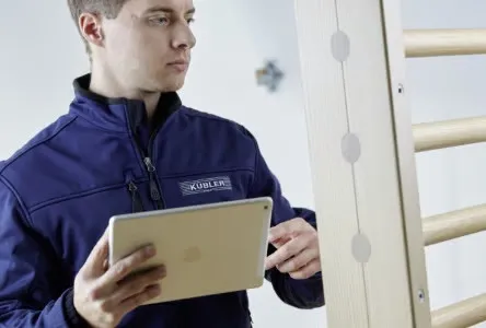 Mitarbeiter bei der Jahresinspektion