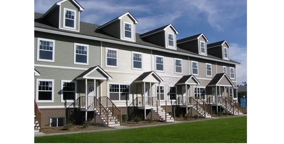 Mitarbeiter bei Extreme Panel Technologies in der Produktion von Jumbo-Sandwichpaneelen