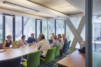 Mitarbeiter besprechen Strategien für Agrarprojekte