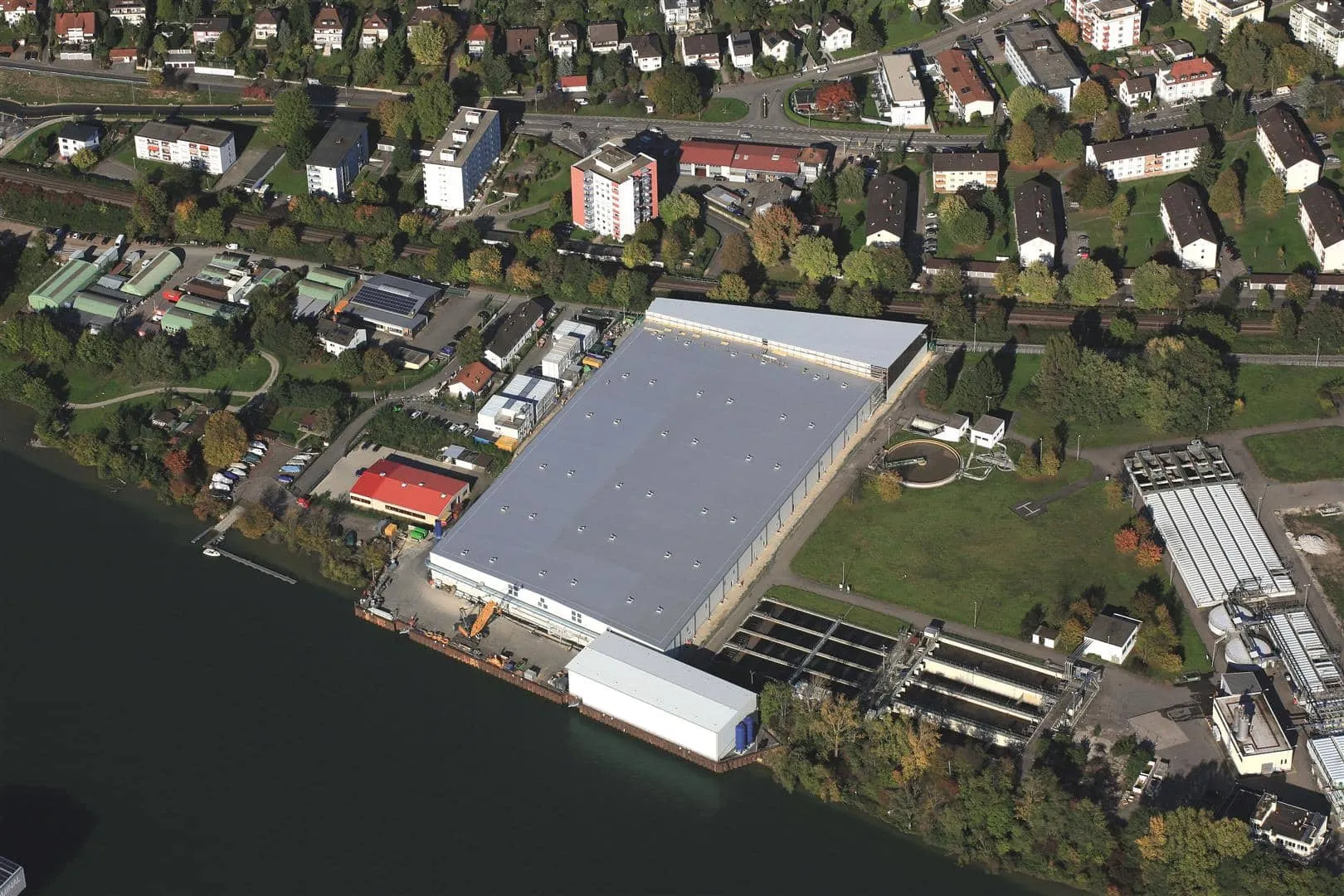 Mitarbeiter mit Schutzkleidung und Atemluftversorgung bei Aushubarbeiten