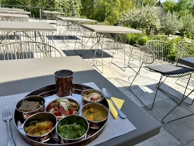 Mittagessen auf der Terrasse mit Parkblick
