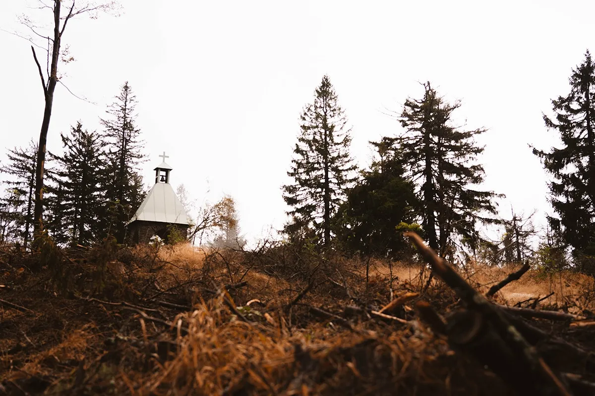 Mittagstein Kapelle am Kaitersberg im herbstlichen Nebel