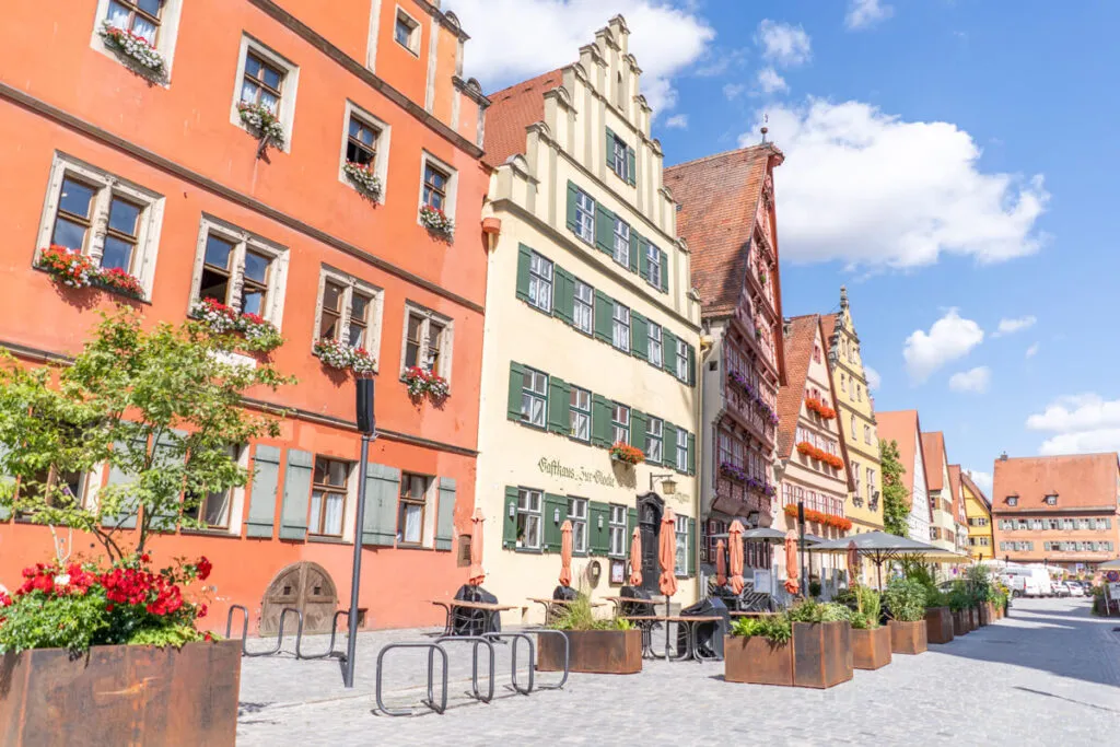 Mittelalterliche Altstadt von Dinkelsbühl in Deutschland, attraktiv für Reisen im Juni.