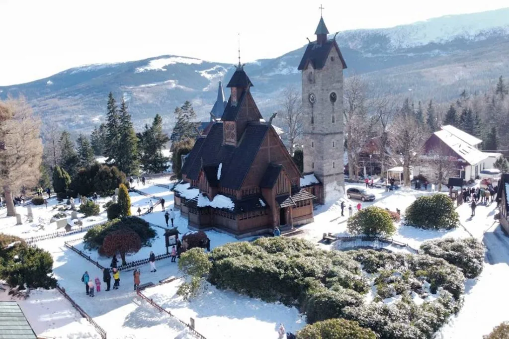Mittelalterliche Stabkirche Wang in Karpacz im winterlichen Riesengebirge