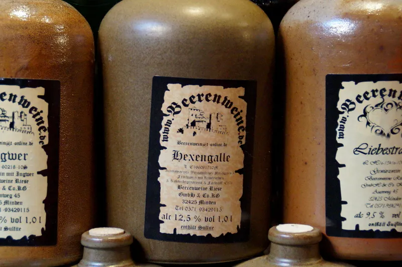 Mittelalterlicher Stand auf dem Lübecker Weihnachtsmarkt, Symbol für deftiges Winteressen und historische Tafelfreuden