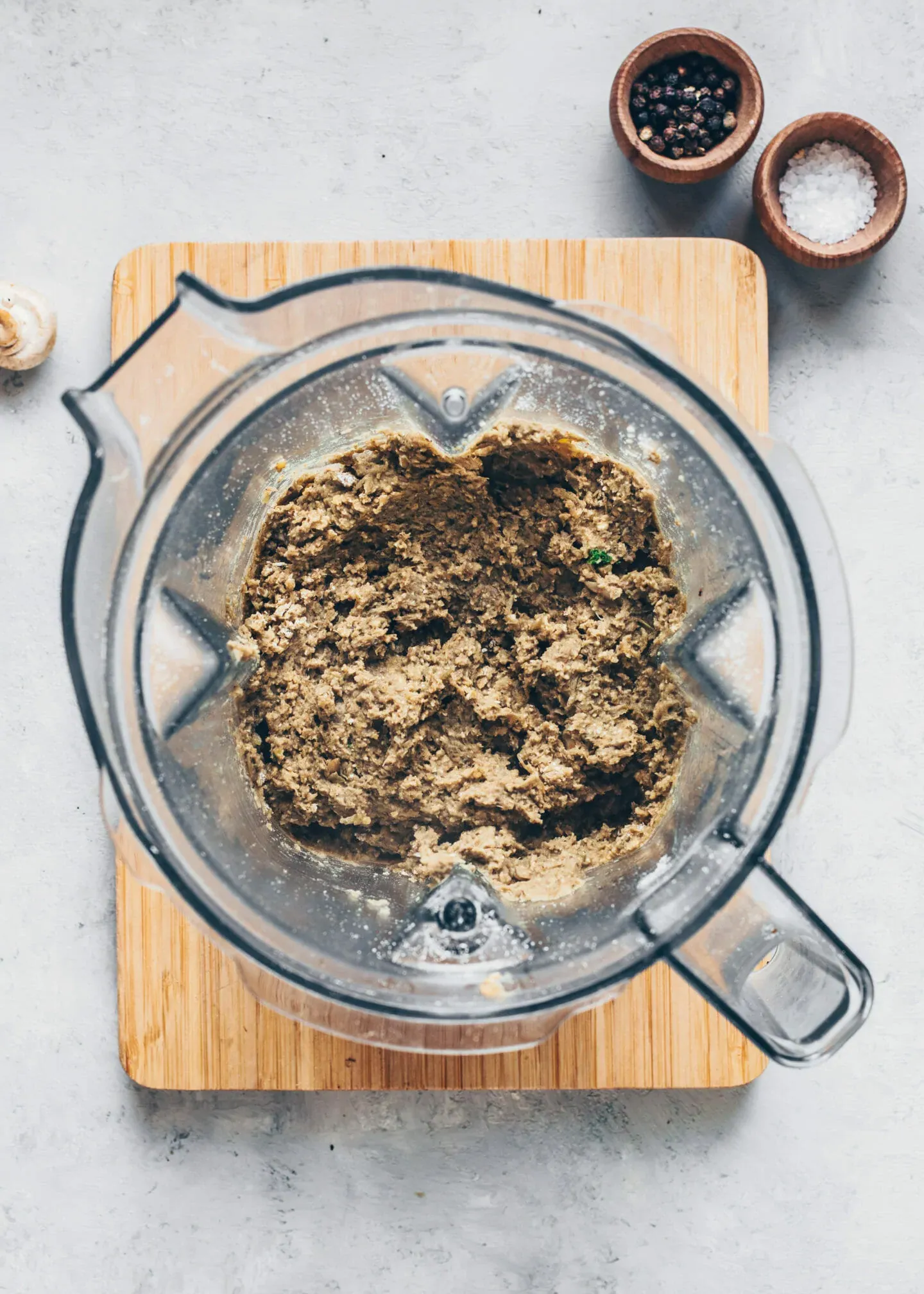 Mixer mit Hackbällchenmasse aus Linsen, Haferflocken, Pilzen und Gewürzen