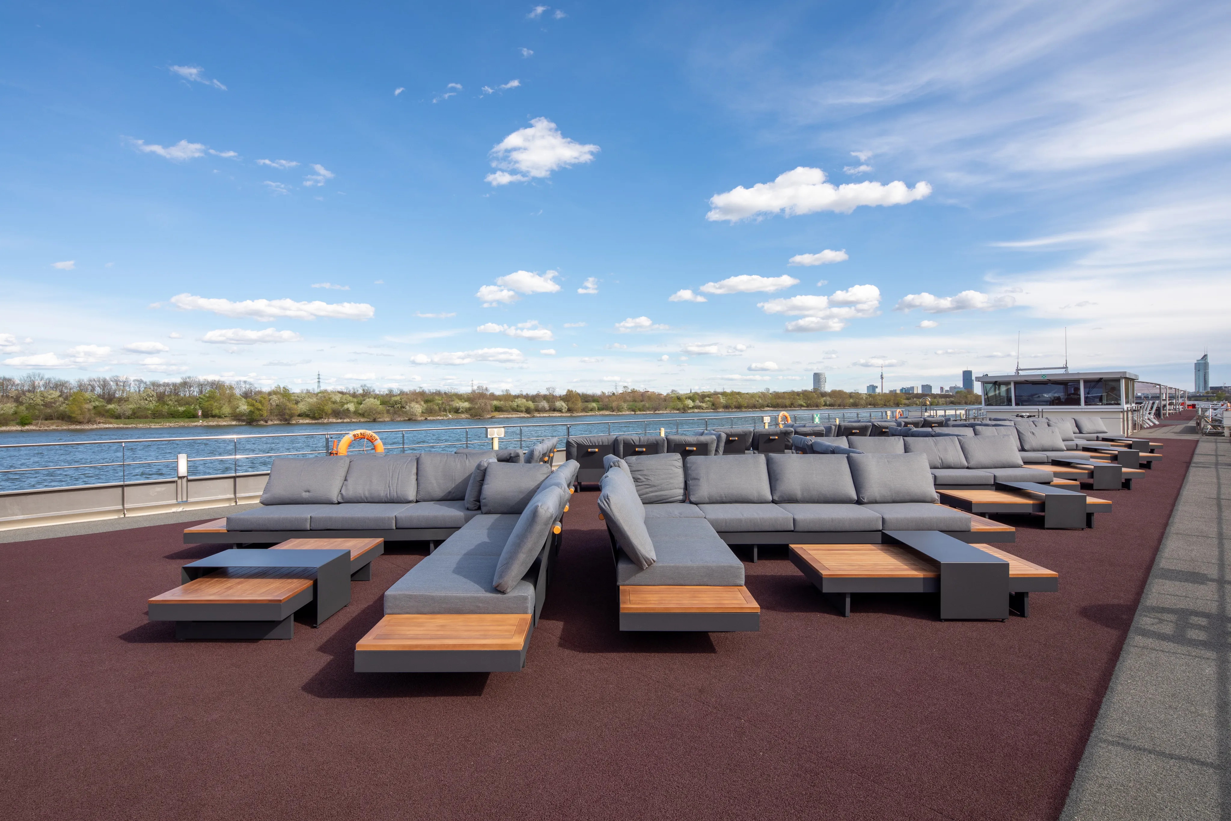Modern gestalteter Loungebereich auf dem Sonnendeck der MS Nestroy, ideal zum Relaxen während der Flussreise