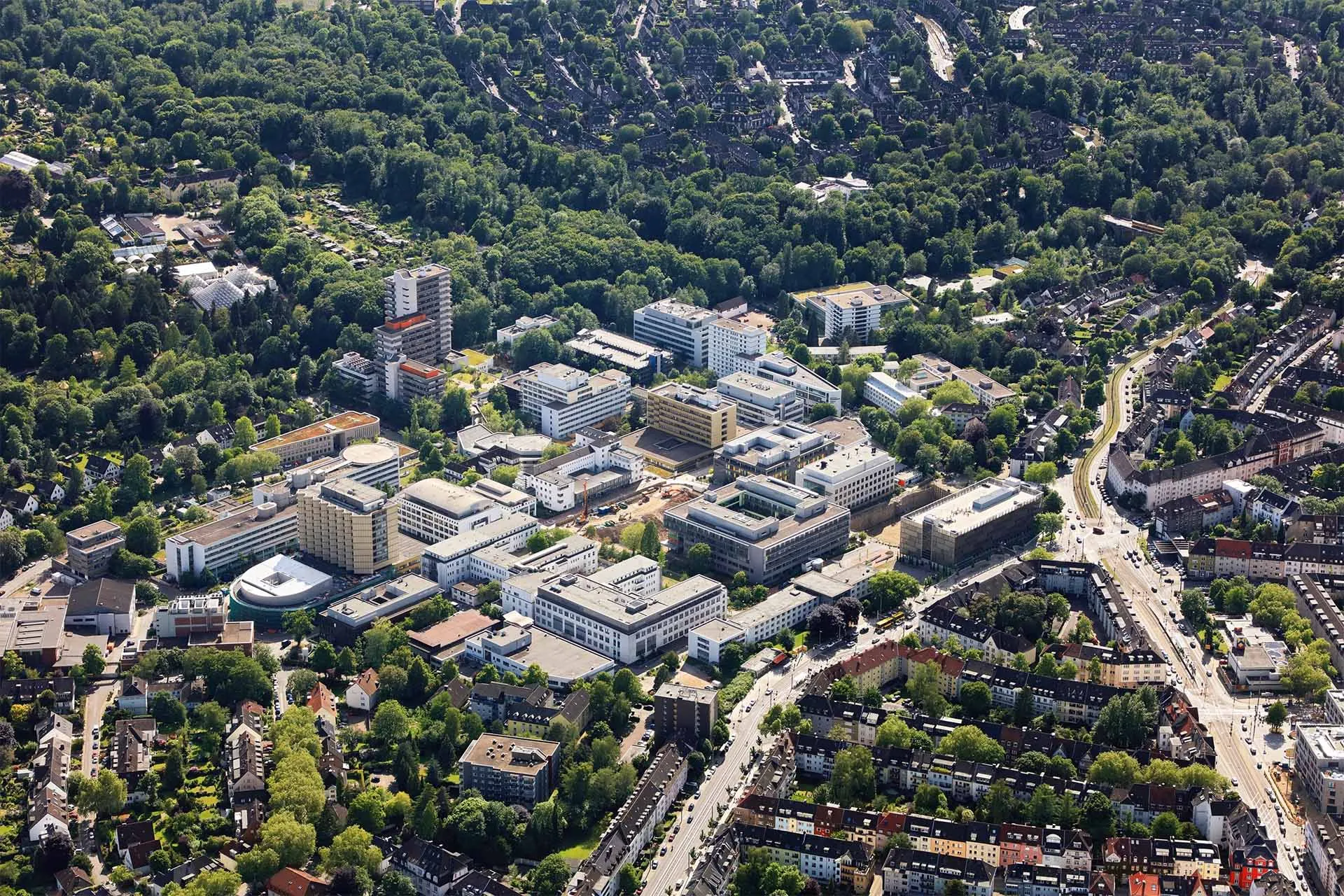 Moderne Architektur eines deutschen Krankenhauses bei Sonnenuntergang, ein Ort, an dem die Patientenverpflegung eine wichtige Rolle spielt.