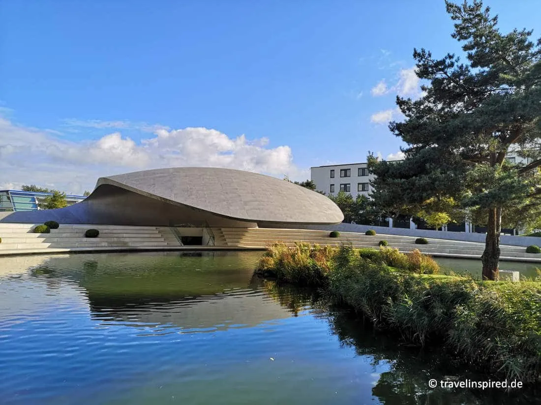 Moderne Architektur in der Autostadt Wolfsburg, ein architektonisches Highlight für Norddeutschland Unternehmungen