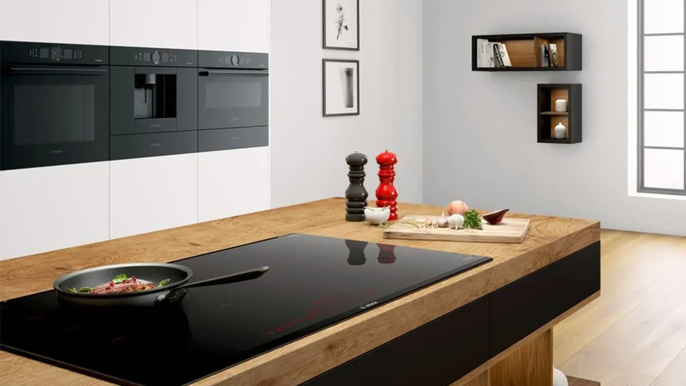 Moderne Bosch Accent Line Einbaugeräte in einer Küche, inklusive Backofen und Kochfeld
