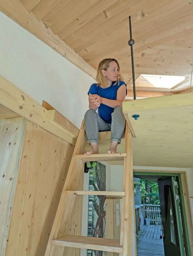 Moderne Einrichtung eines Baumhauses im Biohotel